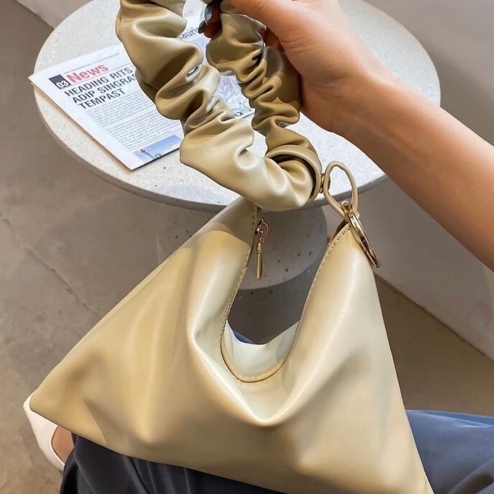 ruched handle bag 🦢